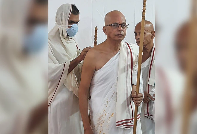 Ambani's top aide becomes monk, leaves ₹75 cr life behind!