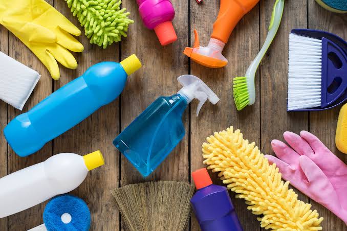 8  household things you must throw out today!