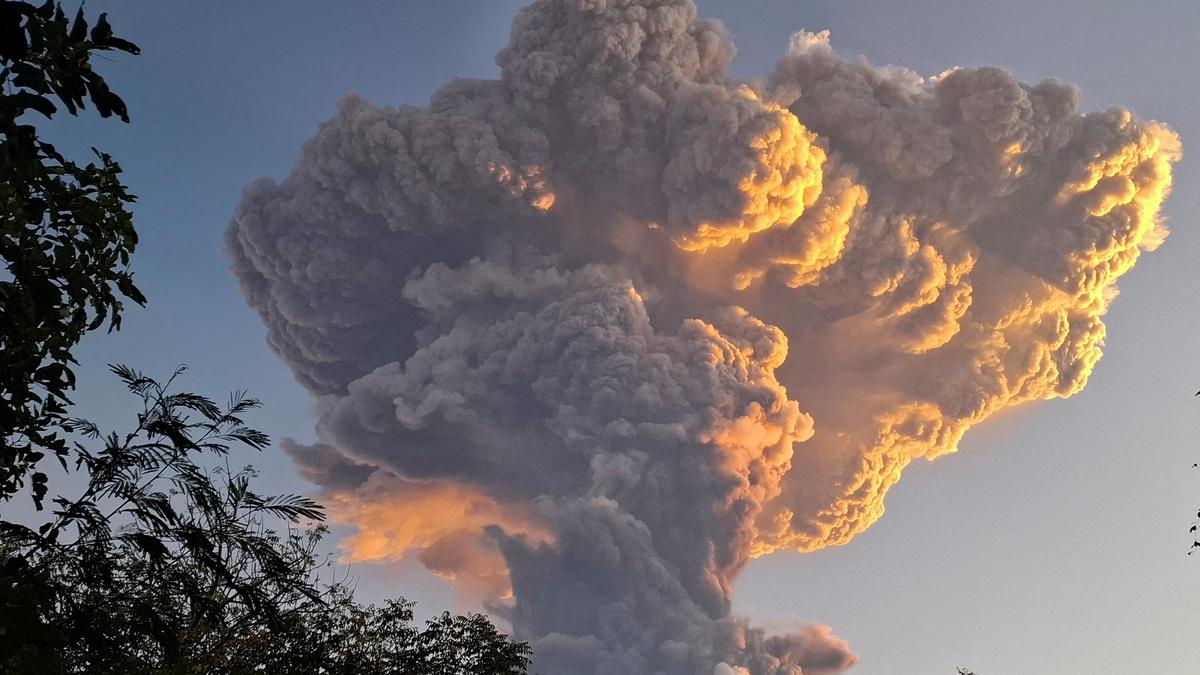 Volcano chaos! Bali‑bound Air India flight forced to U‑Turn by fiery Indonesian eruption.