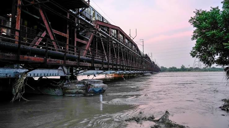 Flood risk! Yamuna water level near warning mar in Delhi.