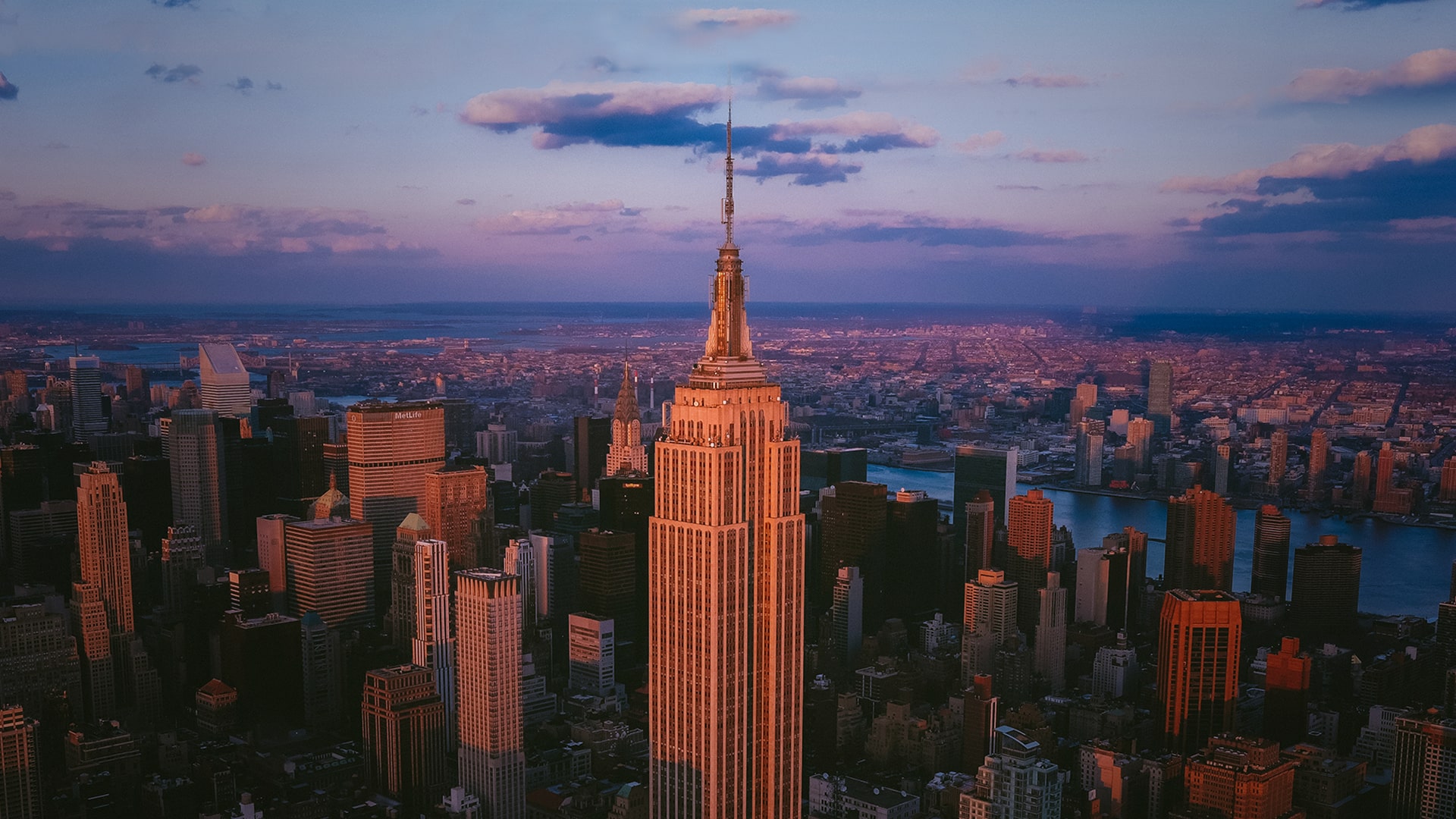 Empire state building : Iconic  fast-built  tall  green!