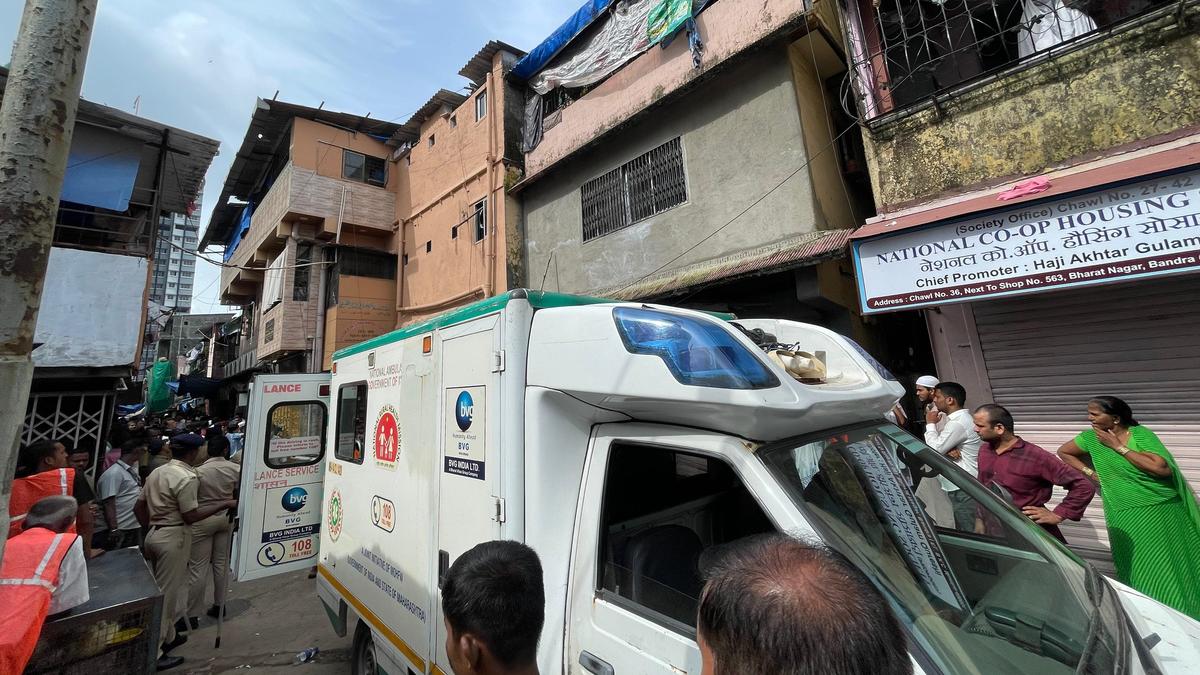 3-Storey chawl collapses in Bandra East - 7 injured!