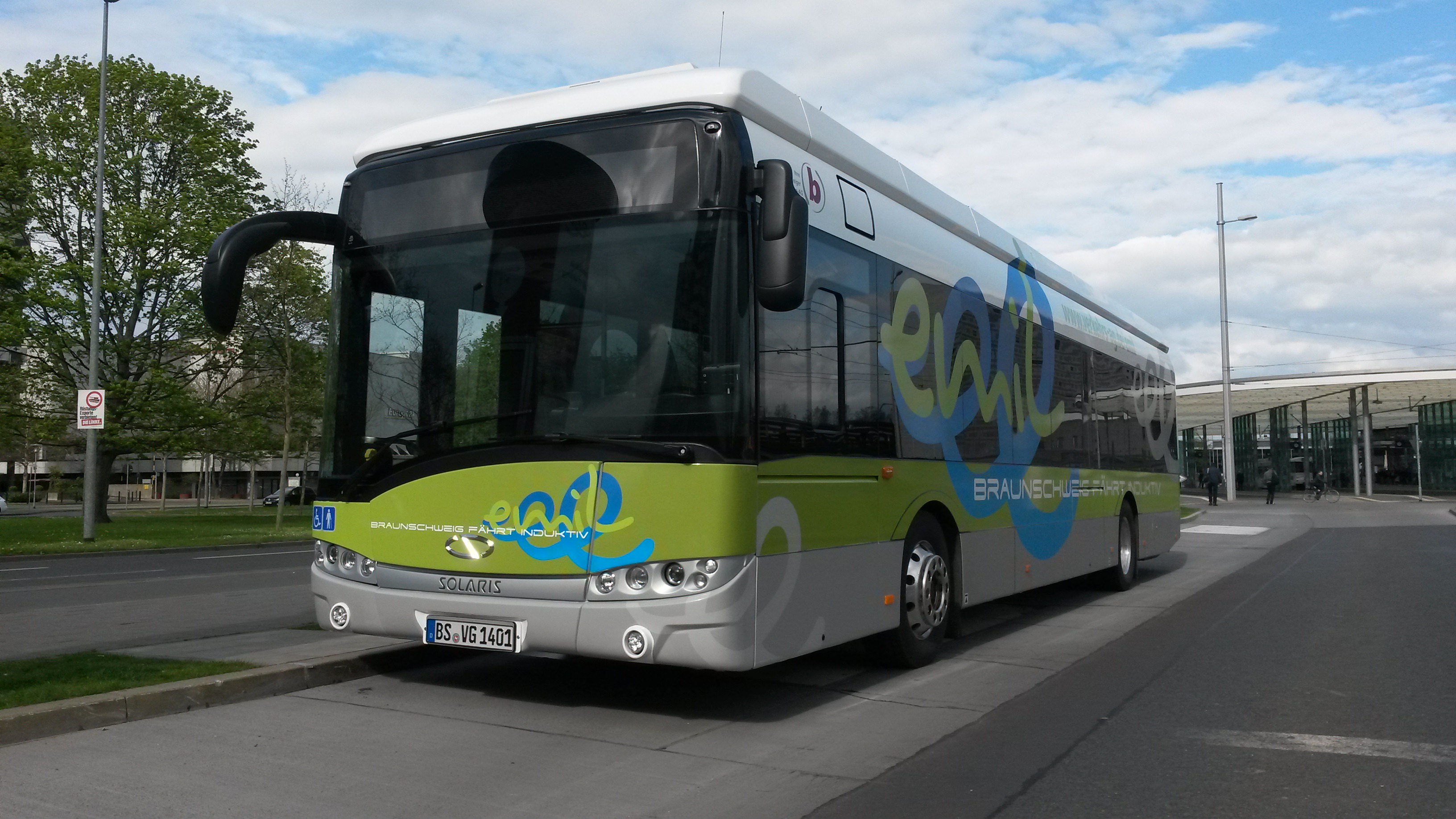 Hydrogen vs Battery: Which cuts cost for clean buses?