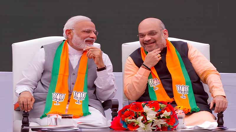 When Modi and Amit Shah drove a scooter together!