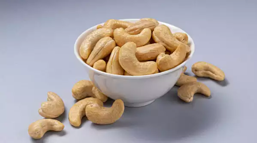 5 Amazing Benefits of Eating Soaked Cashews Daily