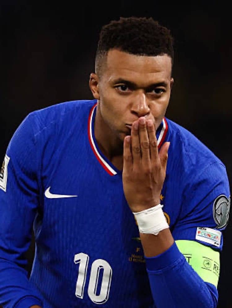 Mbappé is youngest since Pelé to hit 400 goals!