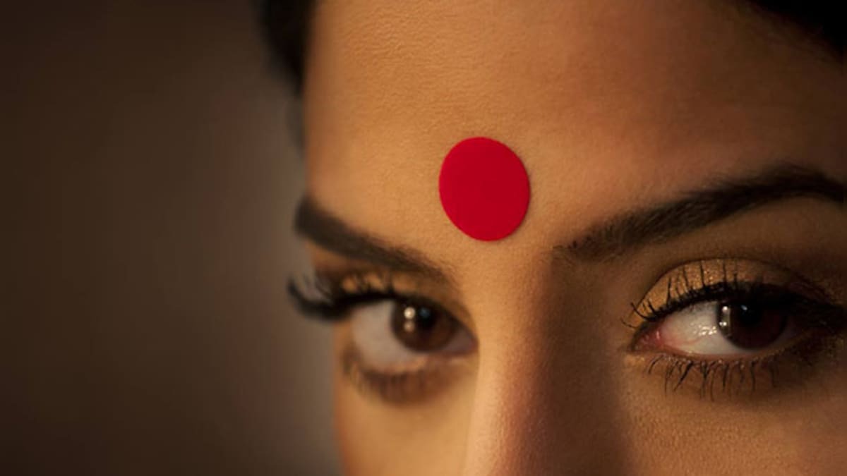 Why do women wear bindis on forehead 