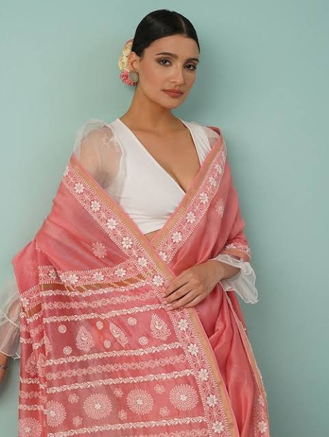 Capture the essence of old-world craftsmanship with these chikankari sarees!