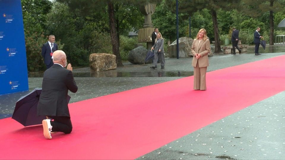 Why Did Albanian PM Edi Rama Kneel to Greet Italian PM Giorgia Meloni?