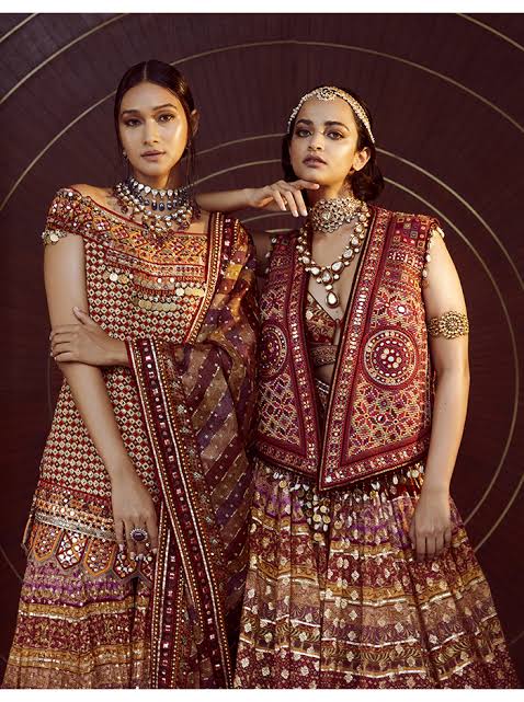 Blending Tradition and Modernity: Tahiliani's Showcase