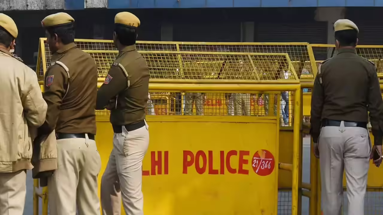 Two Delhi schools receive bomb threat emails  police conduct search operations!