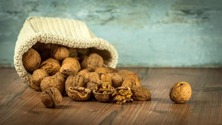 Morning or night? The perfect time to eat walnuts revealed!