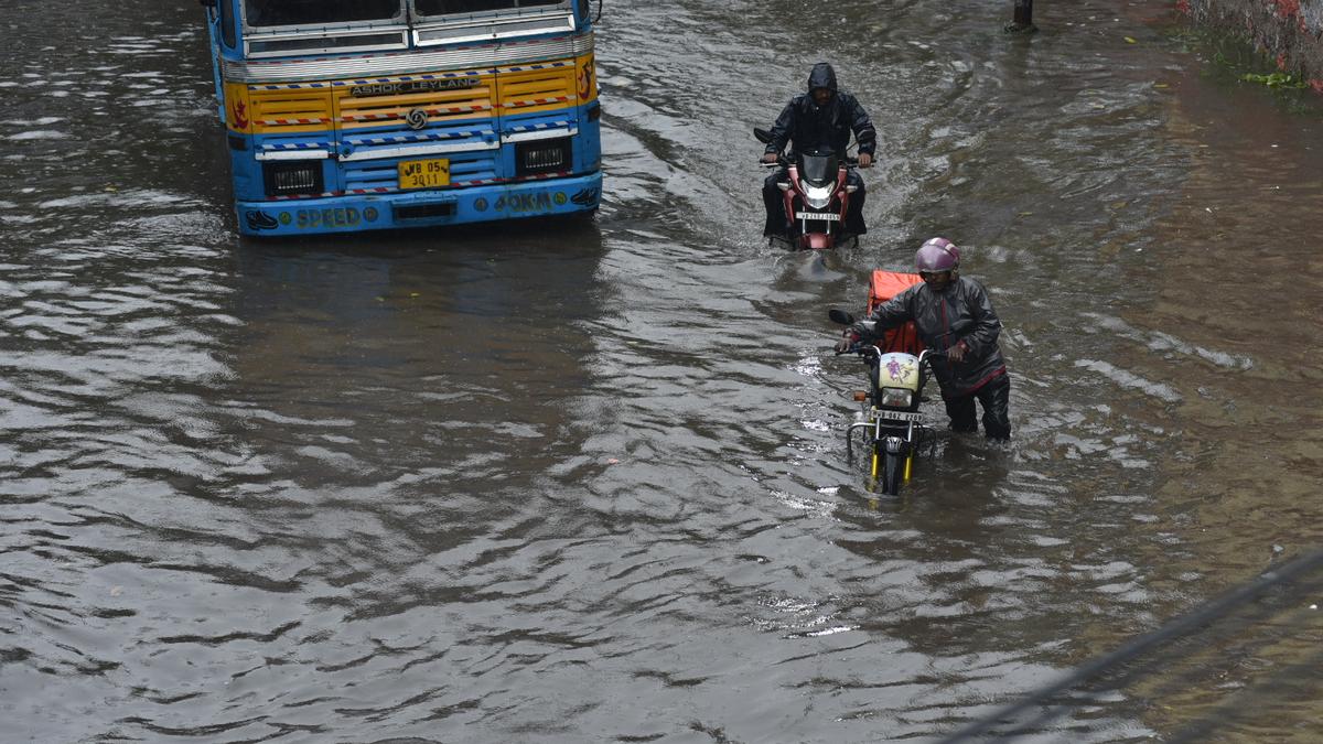 Overnight rain triggers waterlogging chaos in Kolkata!