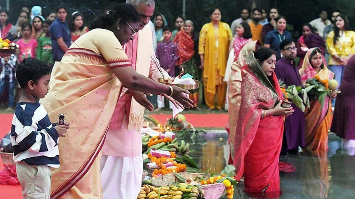 Thousands Gather at 1,300 Ghats for Chhath Puja in Delhi! Thousands Gather at 1,300 Ghats for Chhath Puja in Delhi!