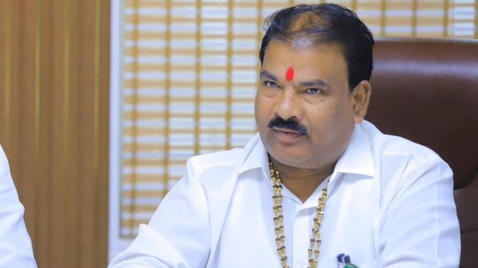 Shiv Sena MLA slaps canteen staff in Mumbai, Video sparks outrage!