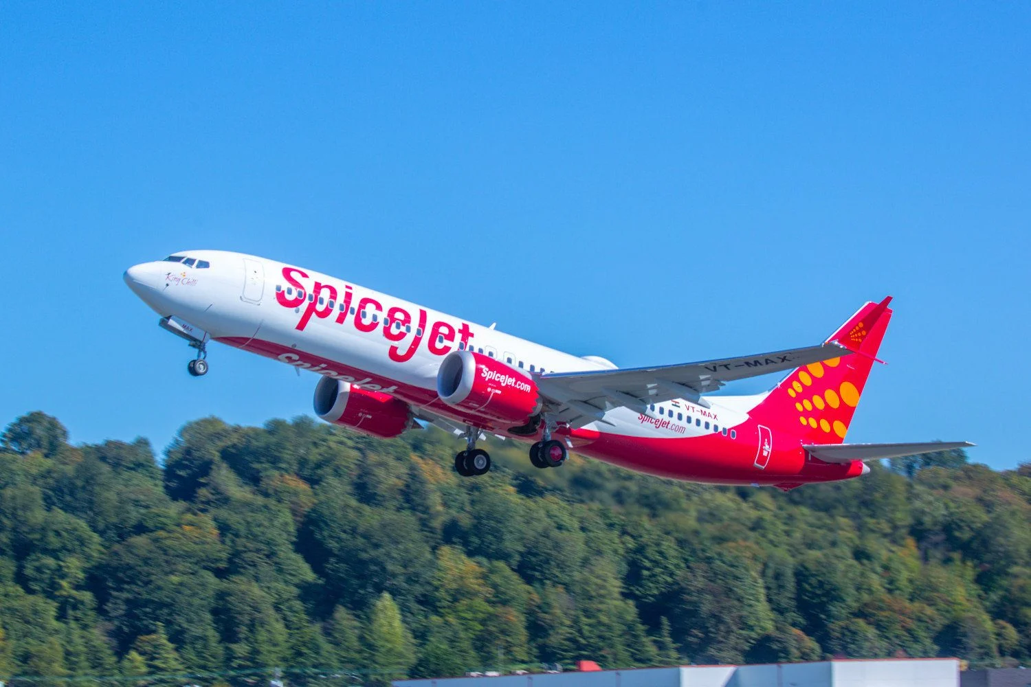 Two passengers try to enter SpiceJet cockpit, Flight delayed seven hours!
