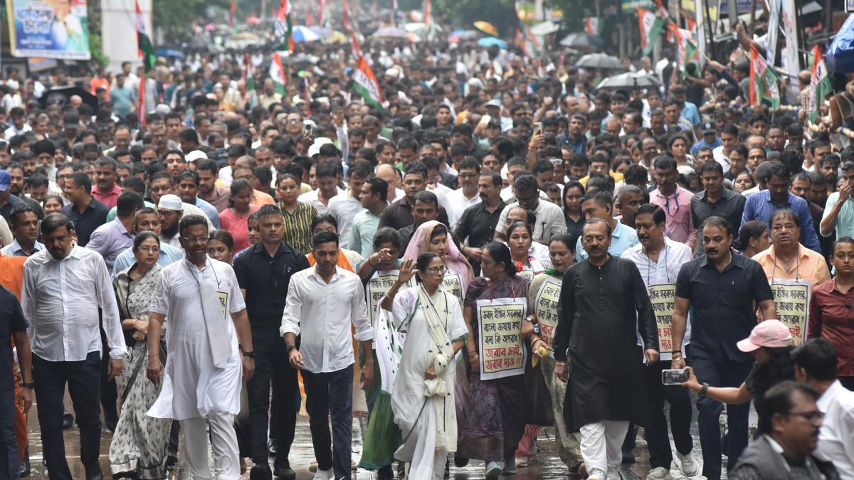 Mamata Banerjee protests in Kolkata against 'Migrant profiling'!