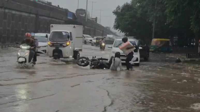 Heavy Rains lash Delhi-NCR, Waterlogging cripples traffic across Region!