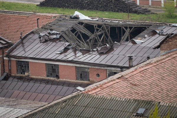 Roof crashes down in Delhi factory, Two workers Injured!