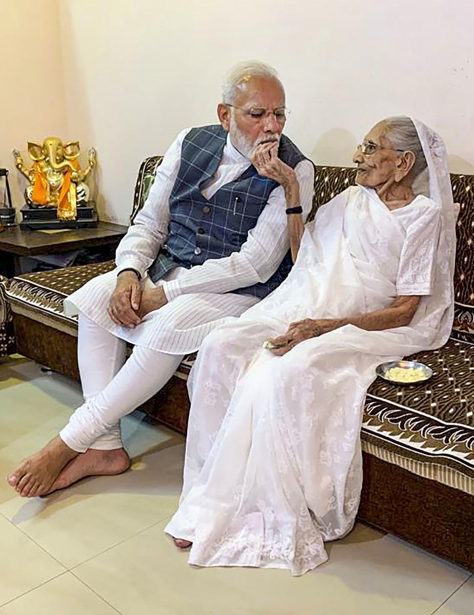 PM Modi accuses Congress-RJD alliance of Insulting his late mother!