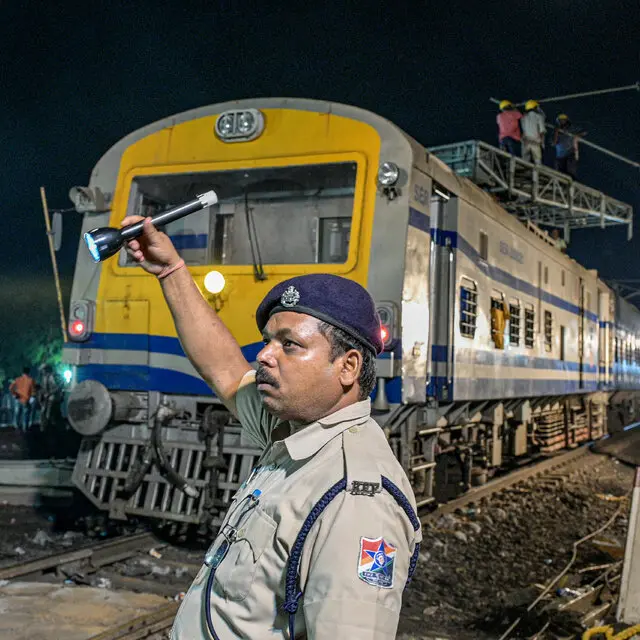 Split‑second hero: Railway staff prevents devastating train collision!