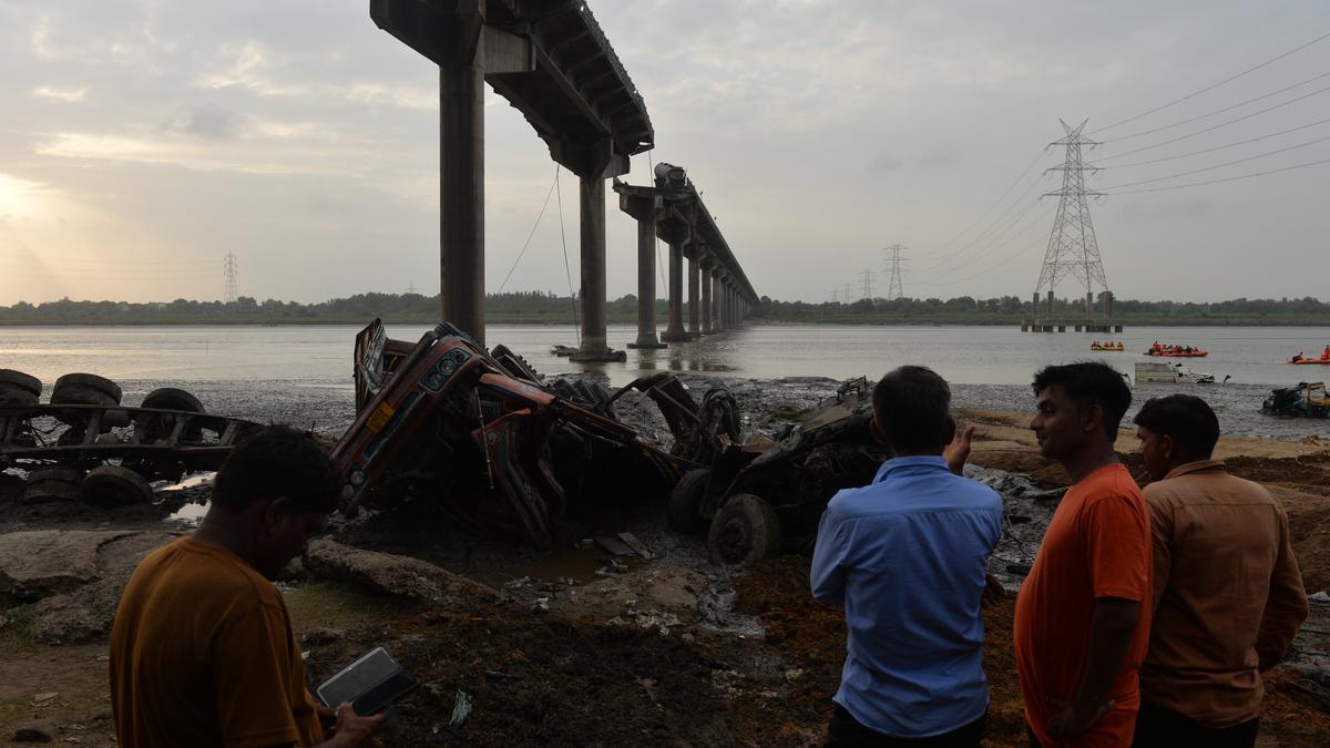 Fourth day of rescue: 20 dead, 1 missing in Vadodara bridge tragedy!