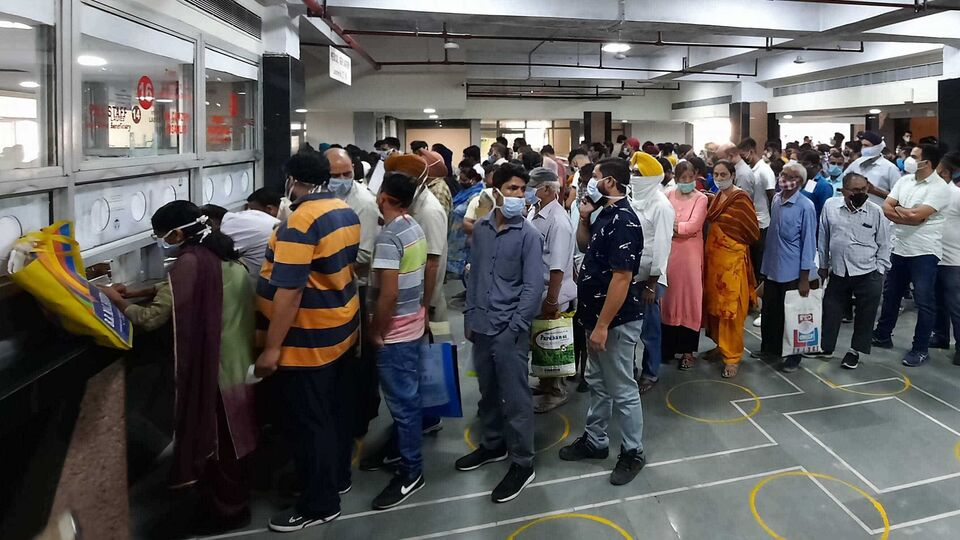 Delhi hospitals overcrowded—people line up for H3N2 treatment!