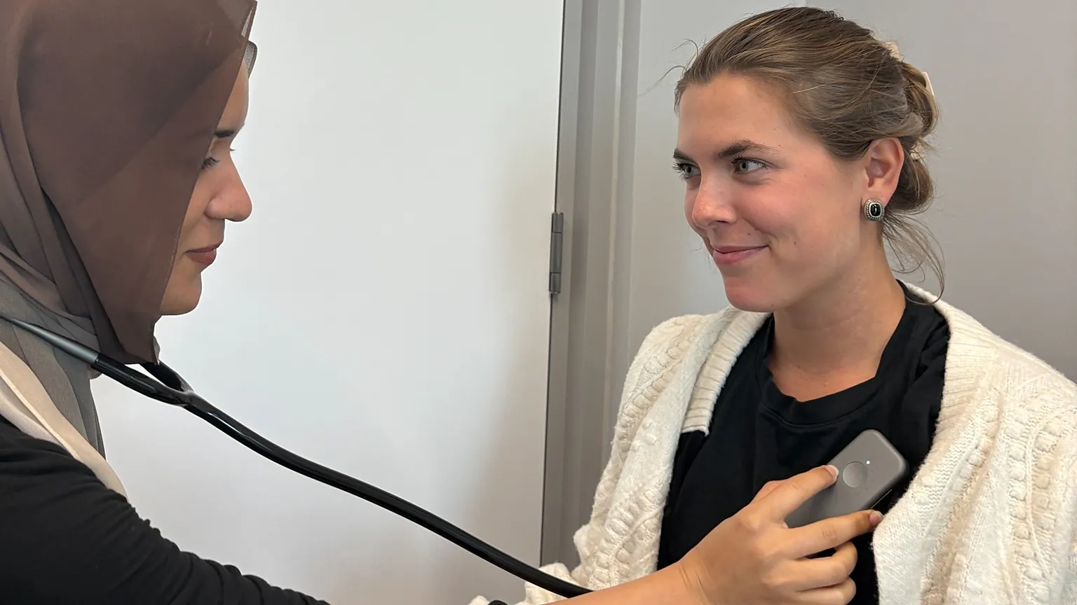 UK doctors’ AI stethoscope spots heart disease in just 15 seconds…!