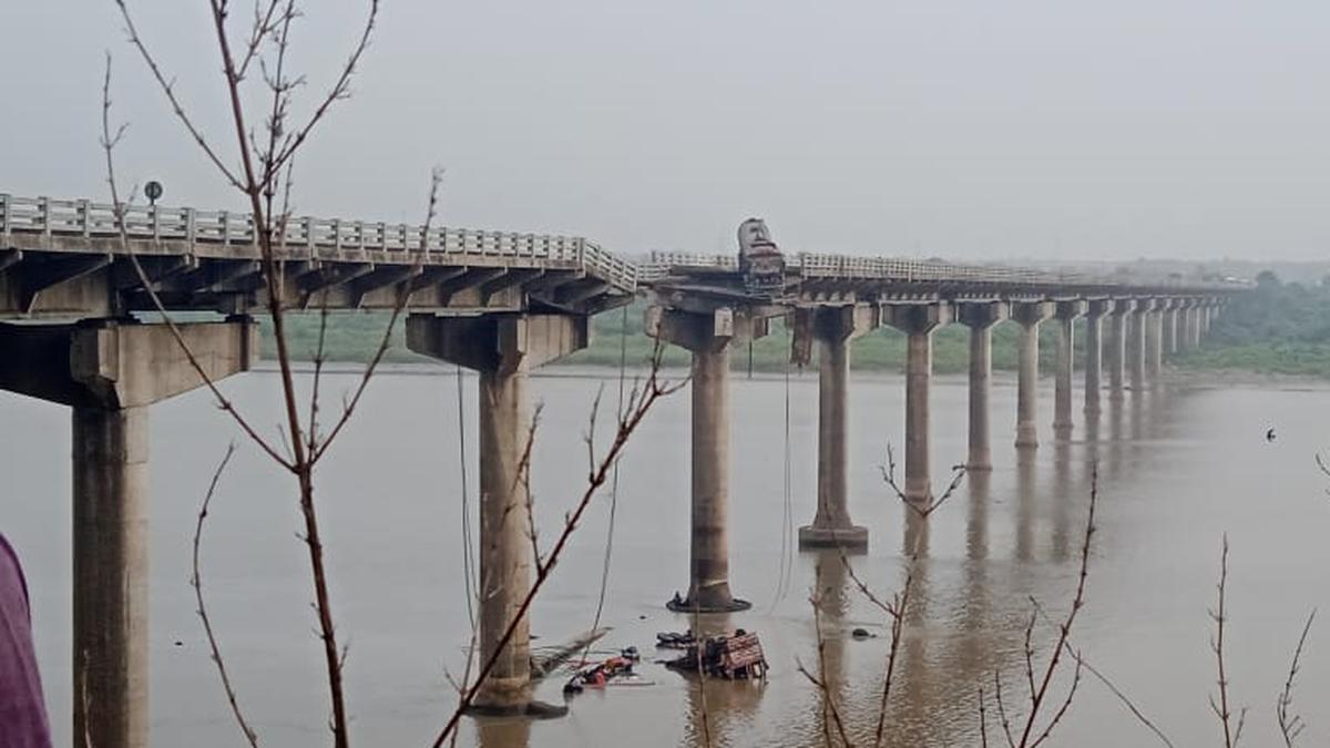 Bridge collapses in Vadodara, 4 vehicles fall into river!