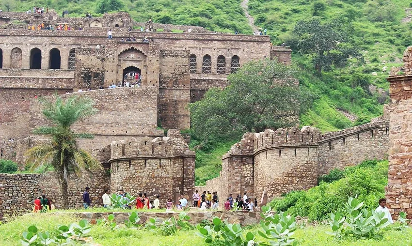 The mystery behind India’s “disappearing” fort is shocking people...