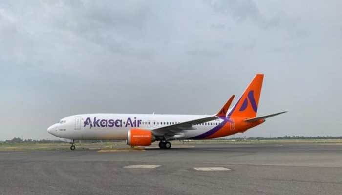 Akasa Air plane hit by cargo truck at Mumbai airport!