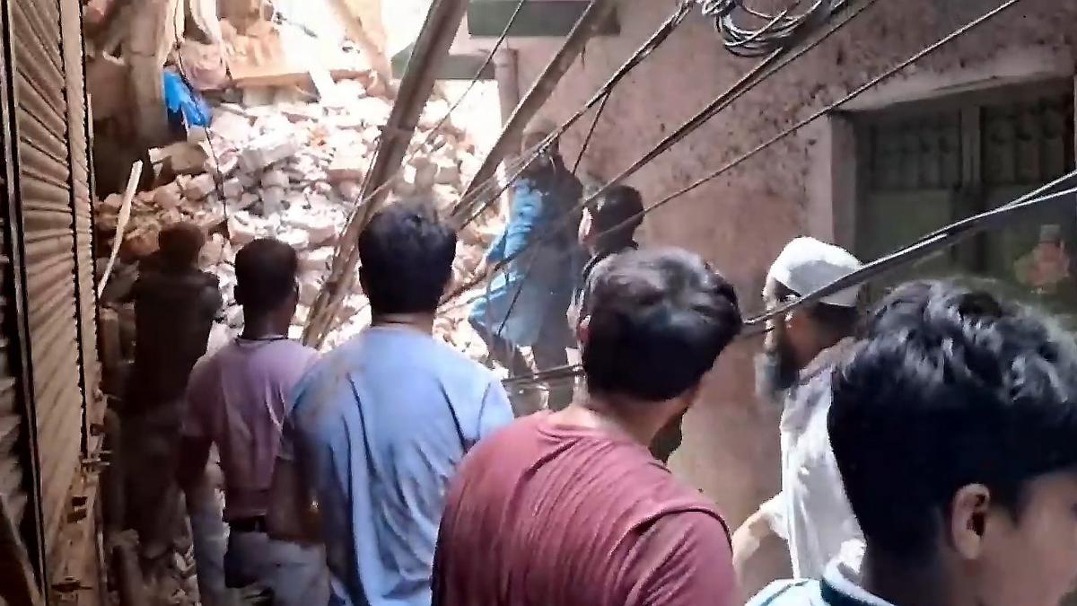 Four-storey building collapses in Delhi's Welcome area!