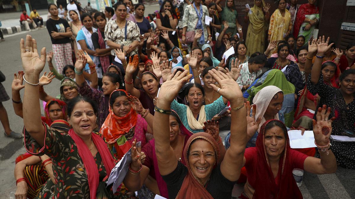6 411 Pilgrims leave Jammu for Amarnath in third batch amid tight security!