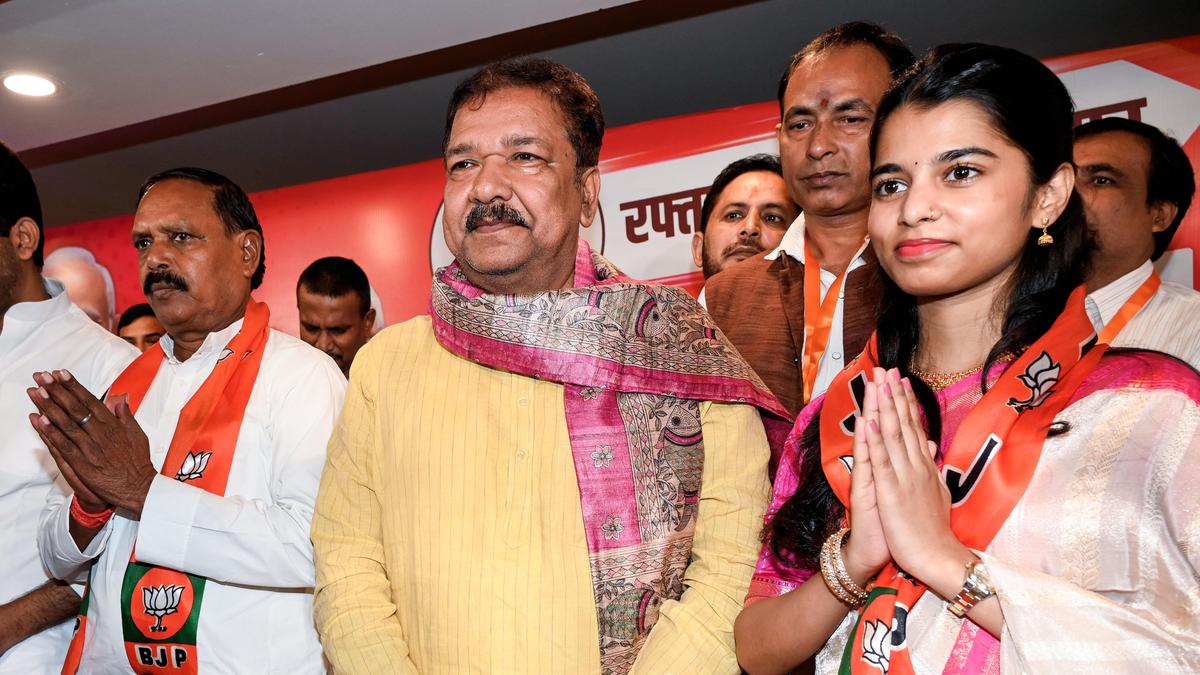 BJP fields folk Singer Maithili Thakur from Alinagar in second Bihar polls candidate list!