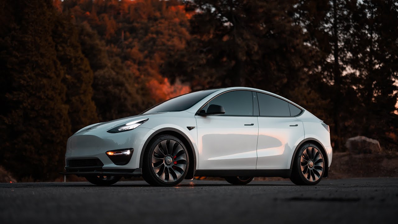 Tesla Model Y hits Indian roads! Price starting from ₹60 lakhs!