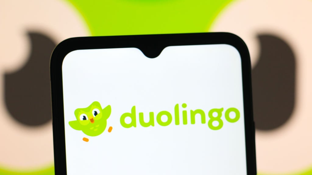 From campus to racetrack… a smart move by Duolingo!