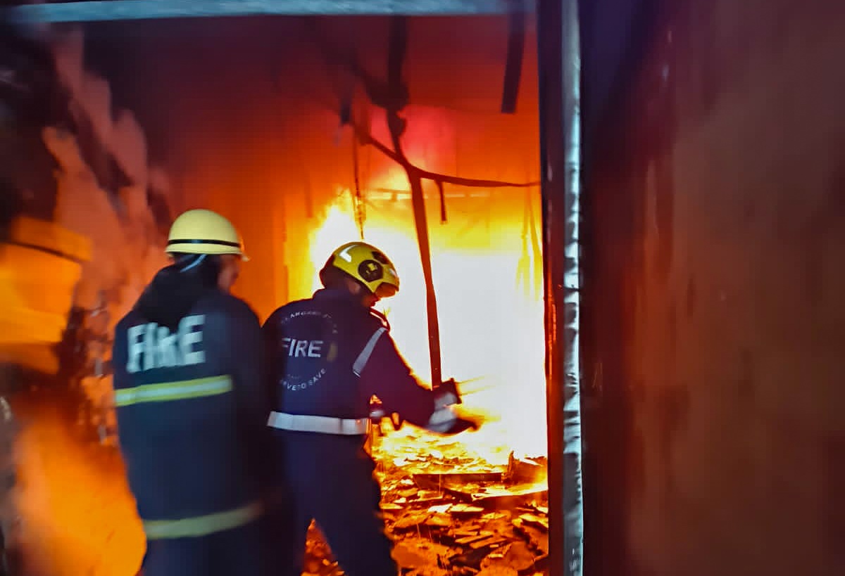 Over 1,000 shops reduced to ashes in Kolkata's Khidirpur market blaze!