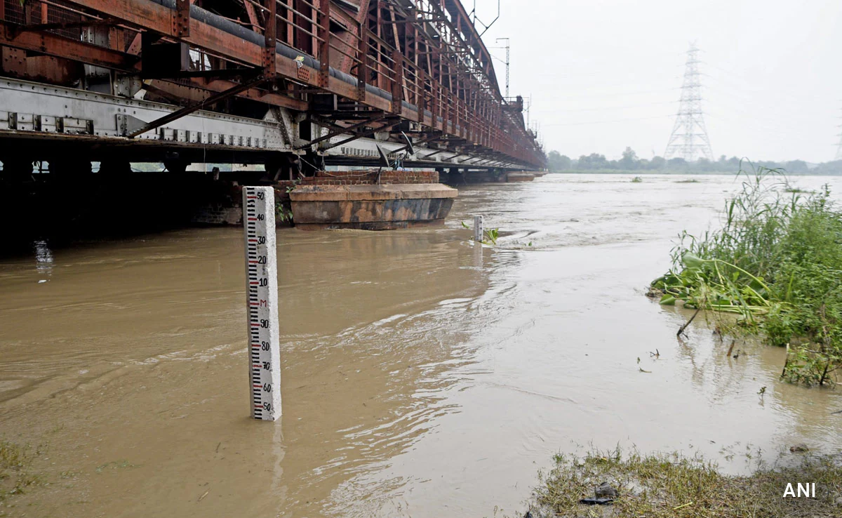 Yamuna breaches warning mark in Delhi, Flood alert issued!