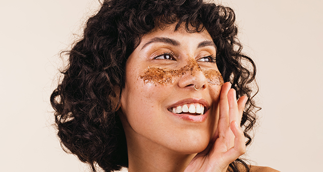 Glowing skin in 10 minutes? Try these 5 homemade scrubs!