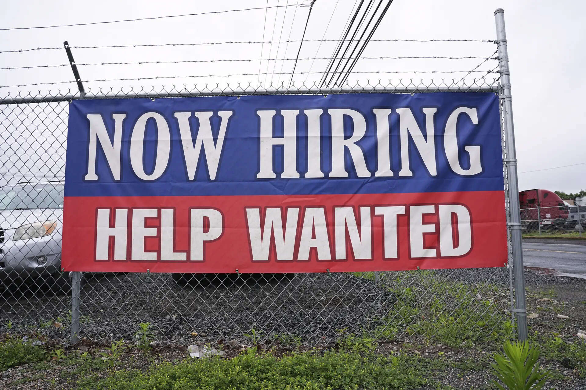 US jobless claims drop to 227 000  signalling a still‑healthy labor market!