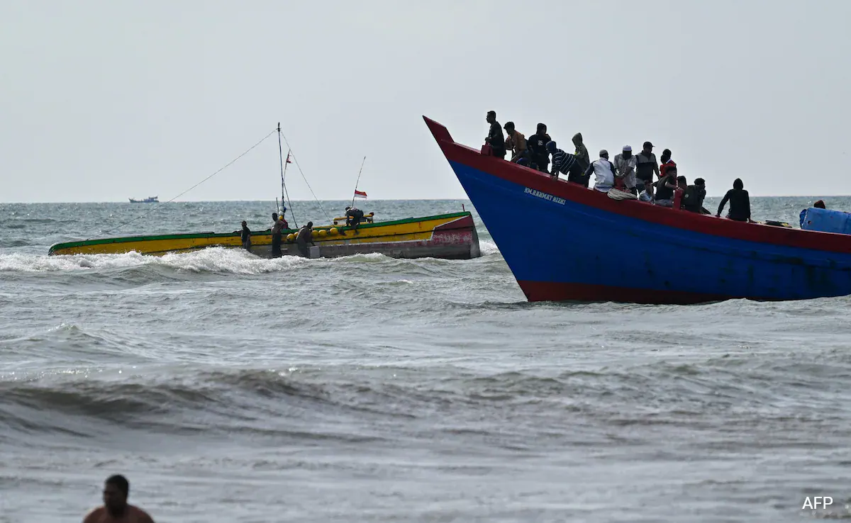 Bali-bound ferry sinks - dozens missing  4 dead  and the clock is ticking