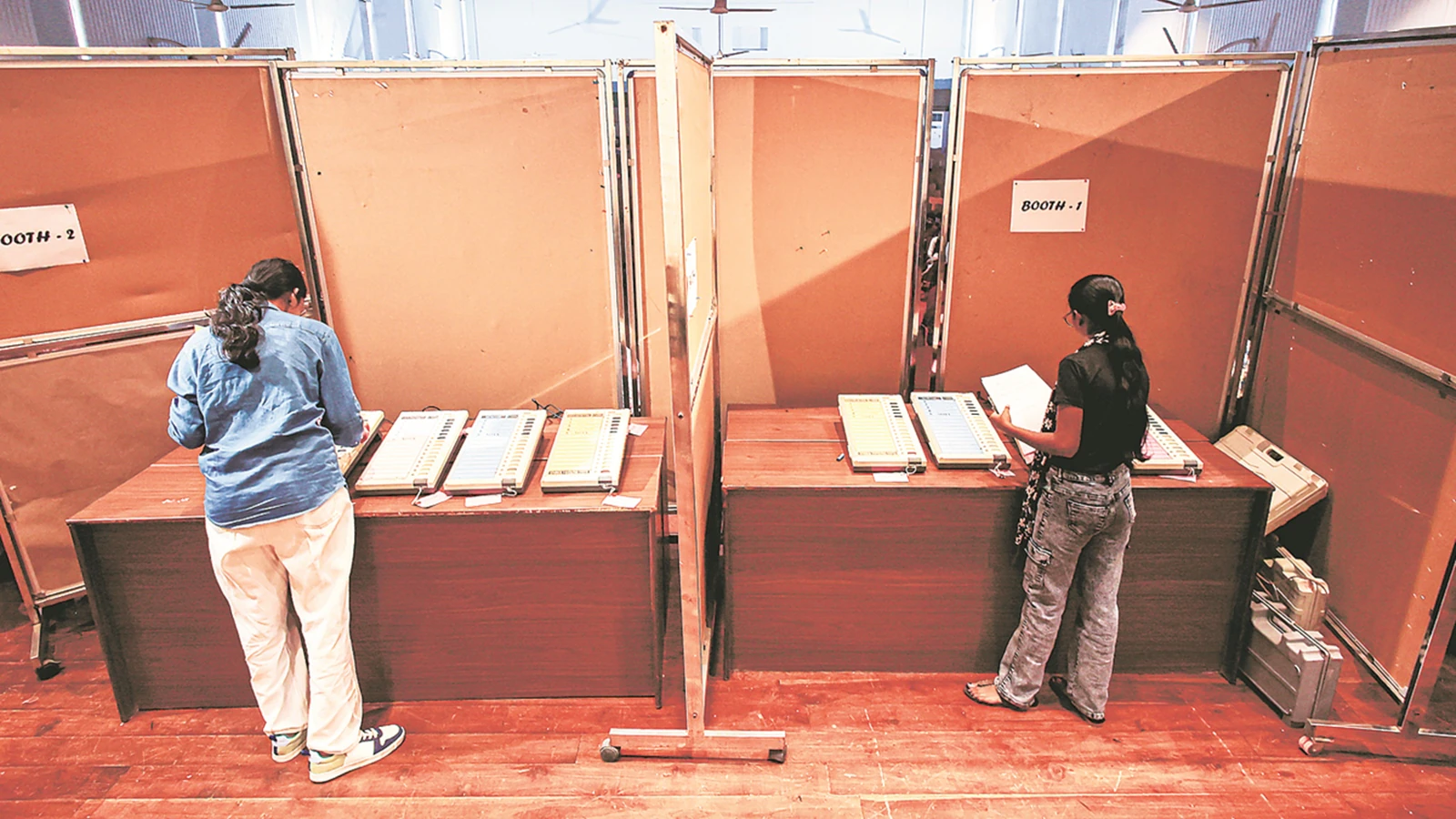 DU Students welcome Clean and Green Voting as DUSU Polls witness strong turnout!