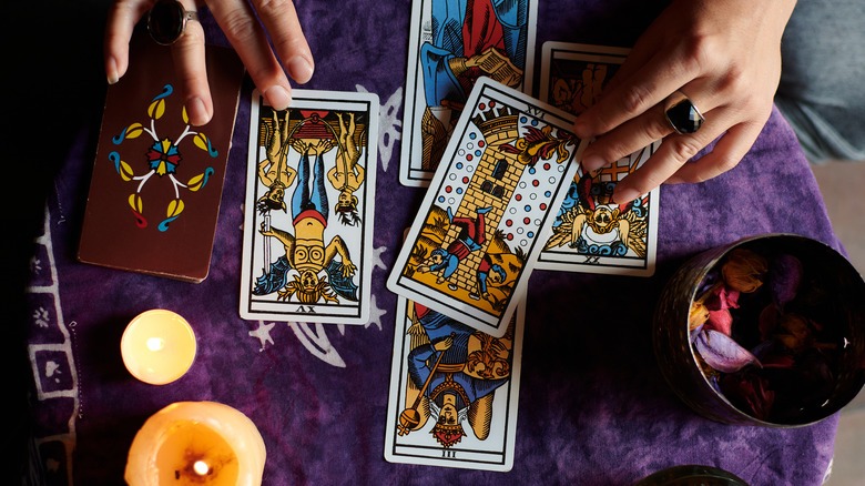How does tarot card reading works 