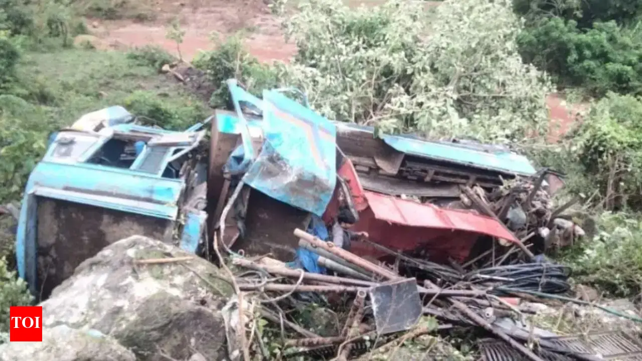 5 Killed, 4 injured as Borewell truck falls into ravine in Chhattisgarh!