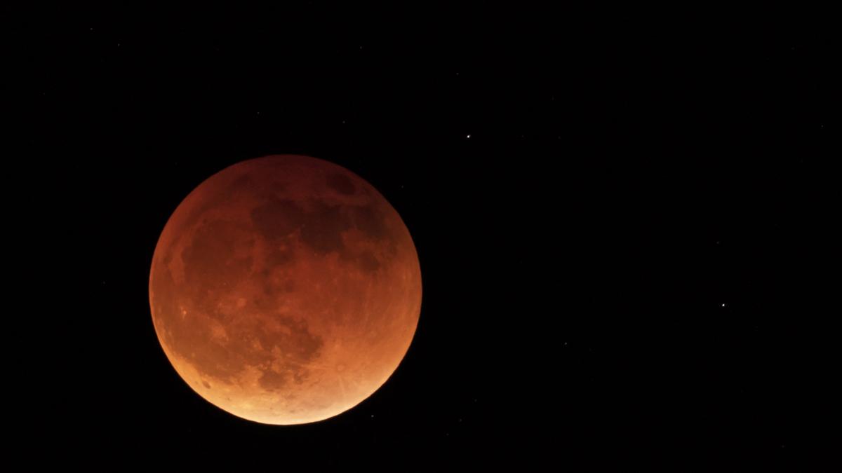 Red Alert in the Sky: The Moon s going Crimson tonight!