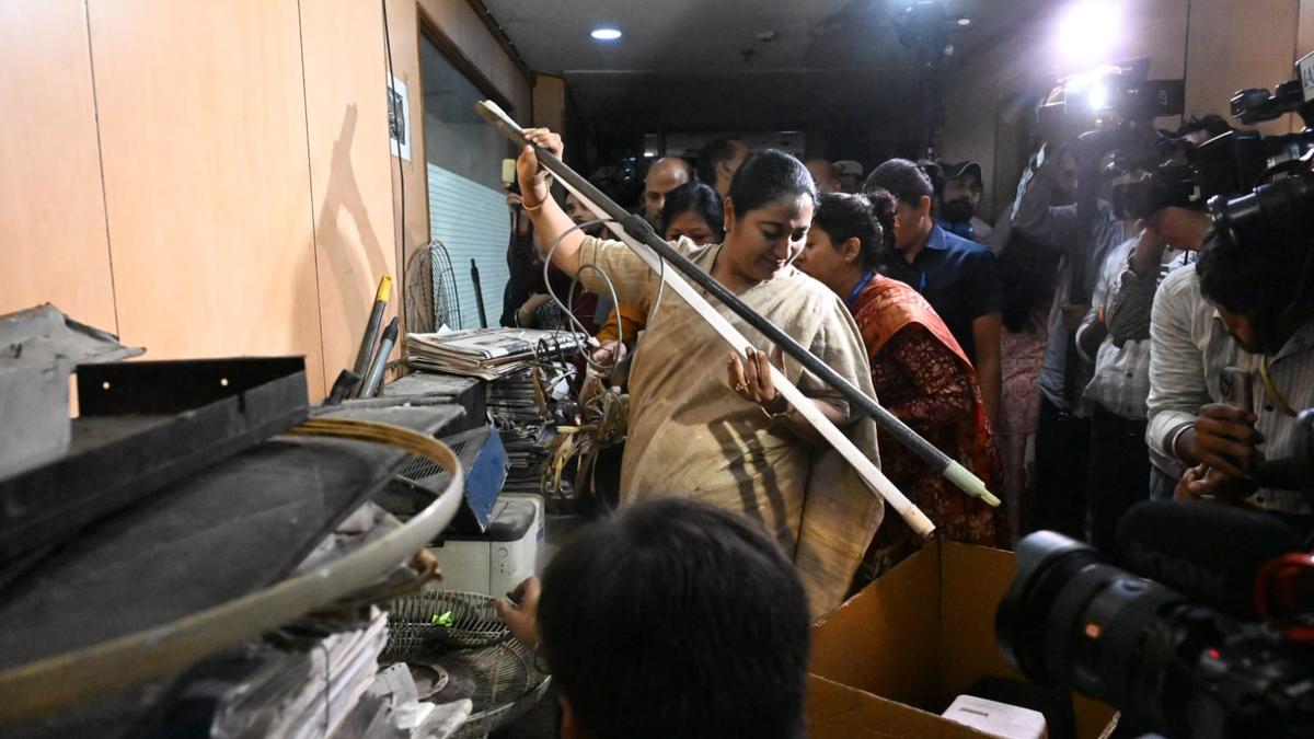 Dilli ko kude se azaadi! Delhi gets a Clean start with CM Rekha's Drive!