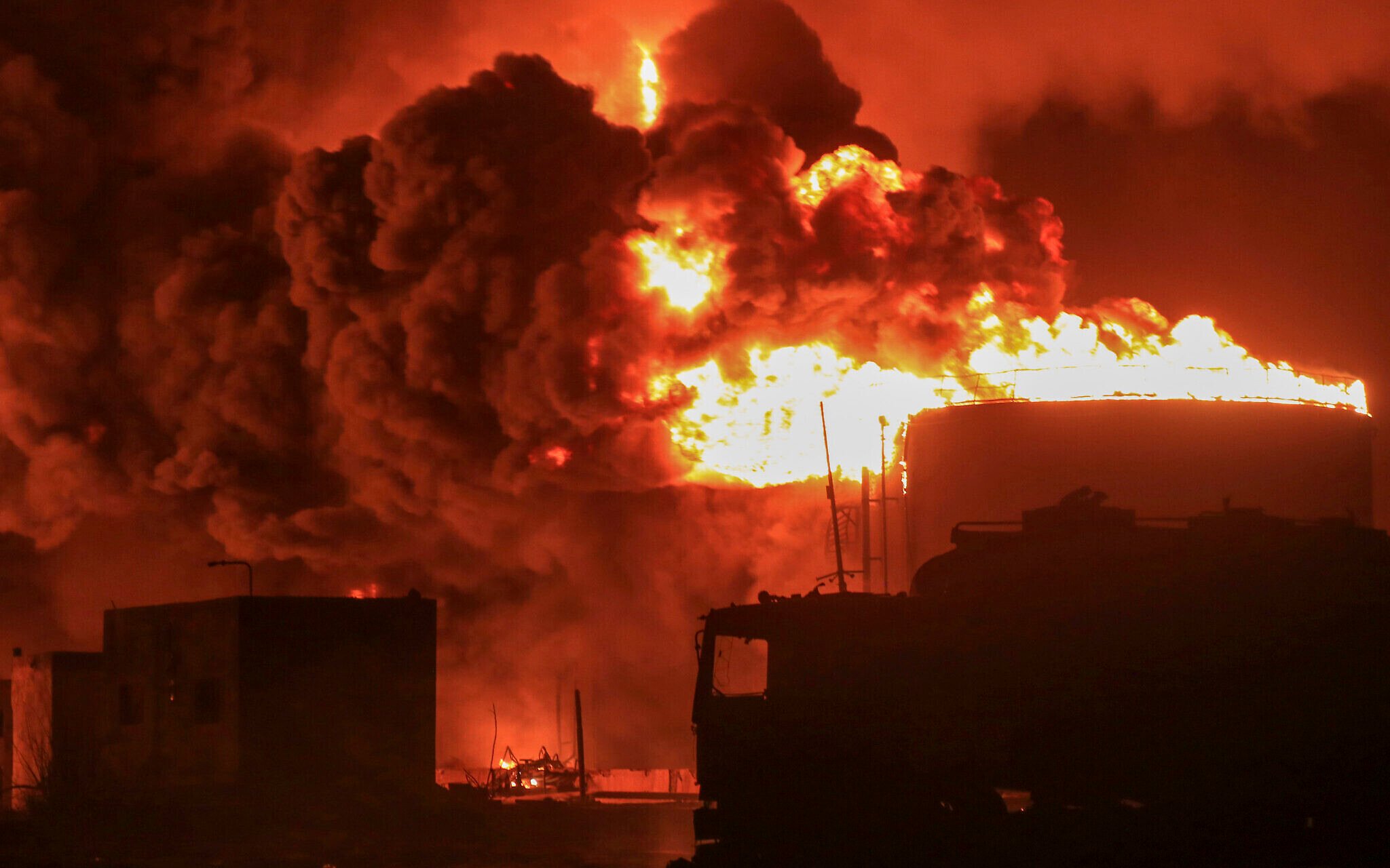 Israel strikes houthi-held Yemen port after evacuation warning!