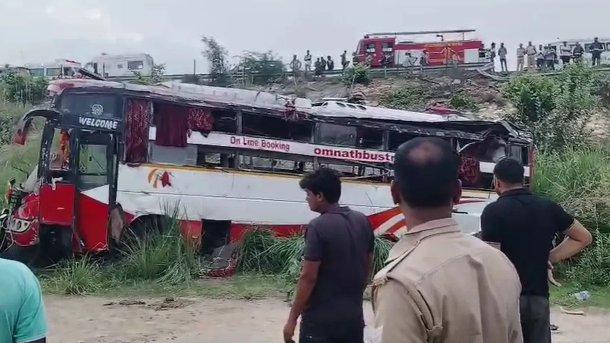 2 Dead, 50 injured in Lucknow expressway bus crash!