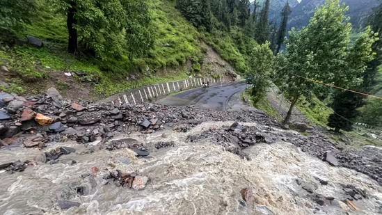 Car falls into gorge in Kullu 4 killed, 1 critical