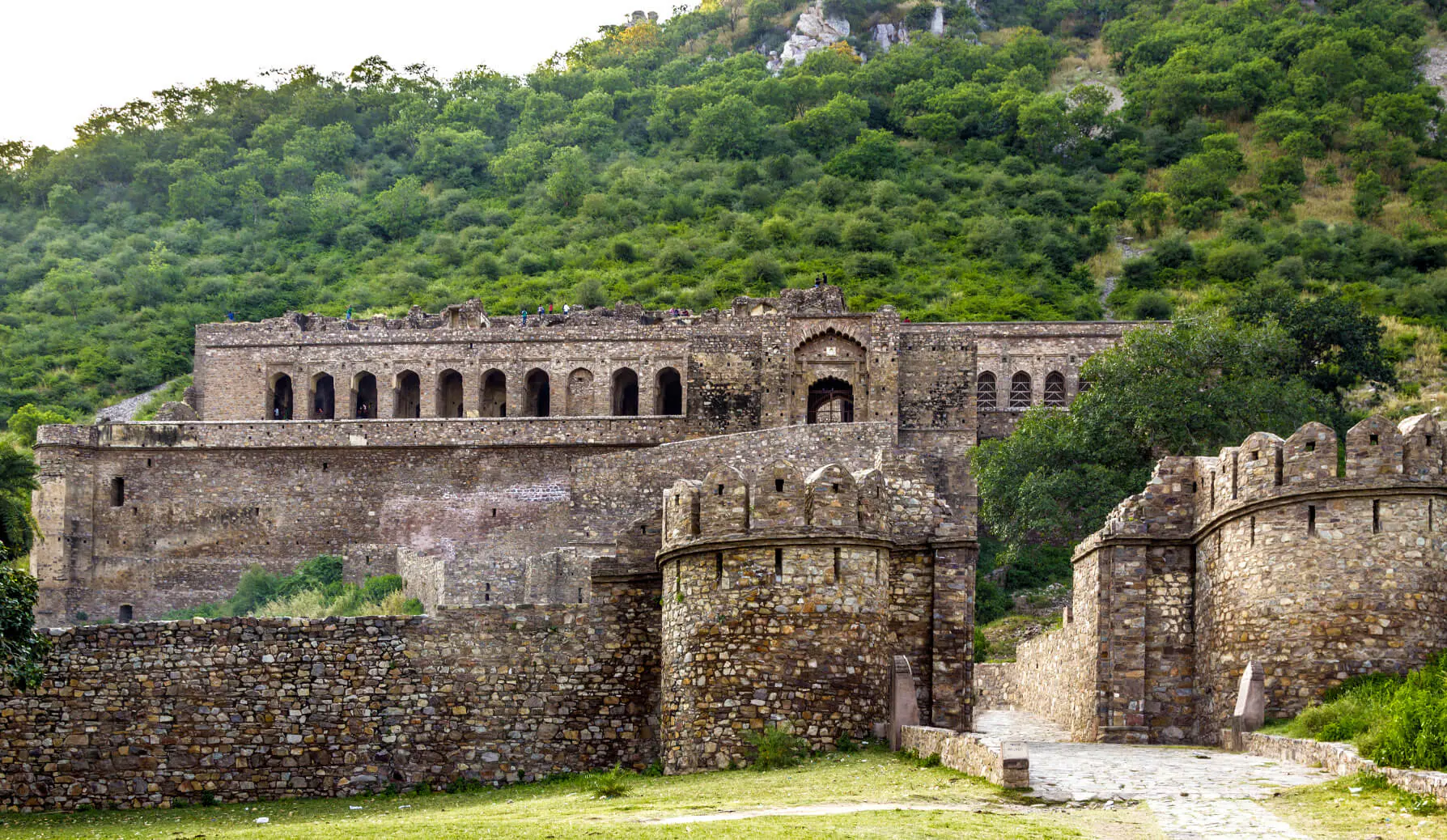 These haunted locations in India still scare visitors today...